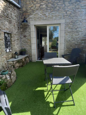 Maisonnette en pierre avec terrasse privative.